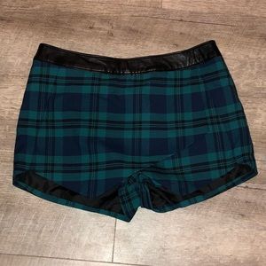 Skort/skirt/shorts plaid green and black